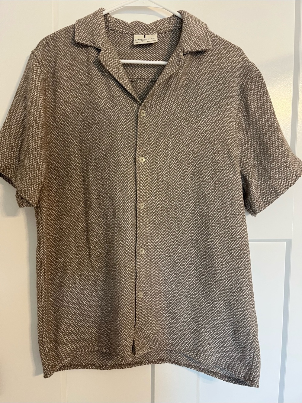 Larsson and Co. Men’s Textured Herringbone Short Sleeve Resort Shirt